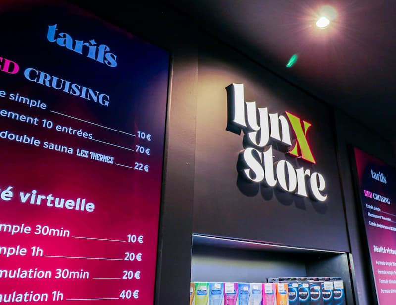 Vue du comptoir au Lynx Store - L'ultime sex-shop à Toulouse