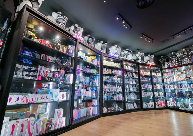 Vue des vitrines du Lynx Store - L'ultime sex-shop à Toulouse