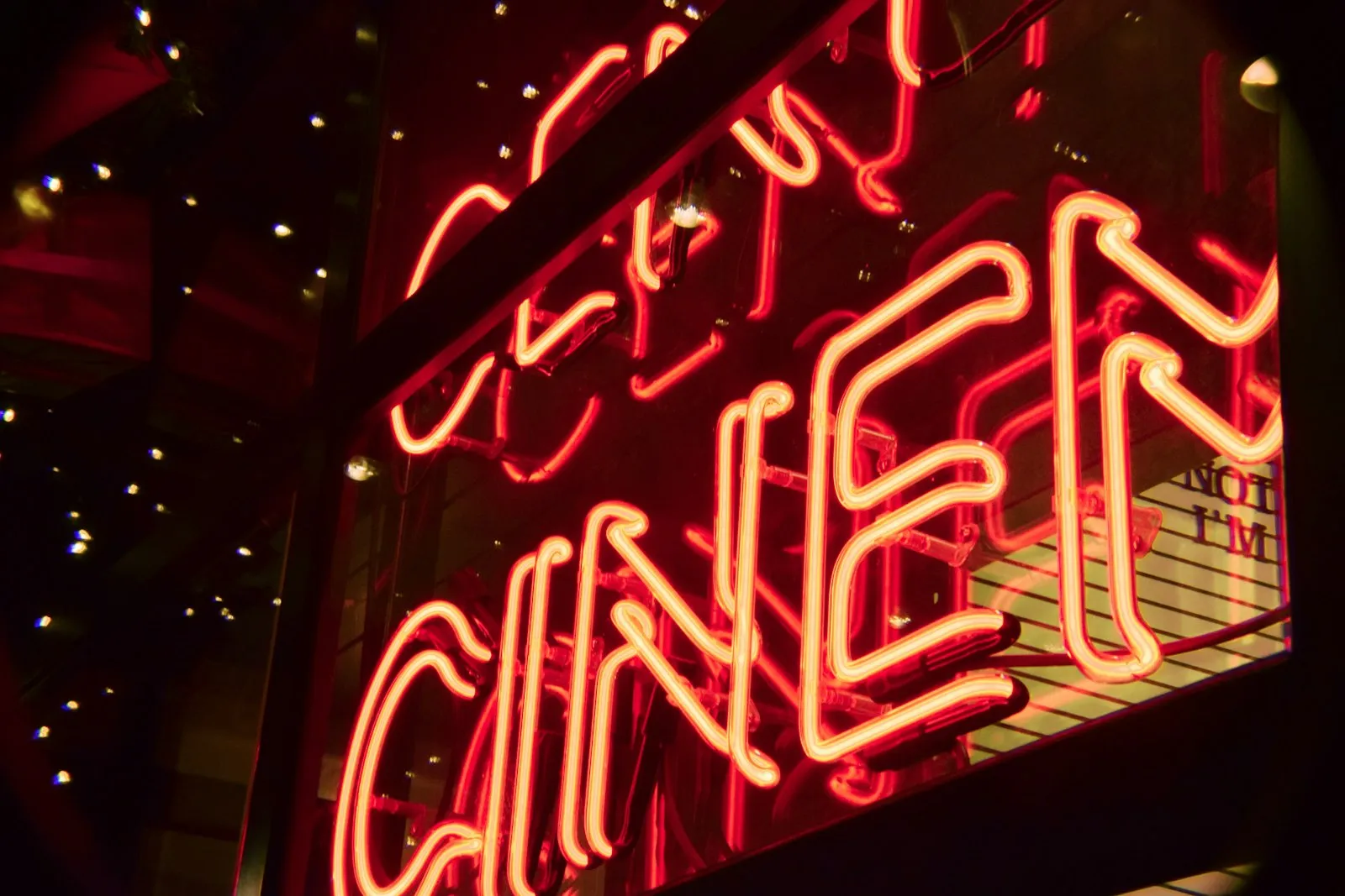Enseigne néon rouge « Cinema »